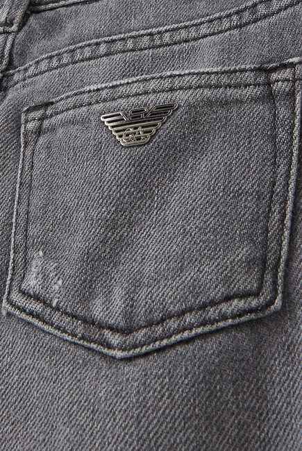 بنطال جينز من مزيج قطن بلون باهت وشعار الماركة
